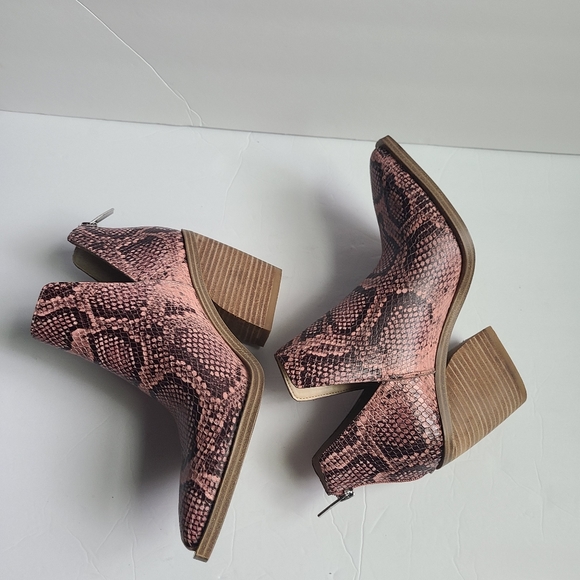 NWOT VINCE CAMUTO gigietta bootie ,snakeskin - Picture 3 of 15